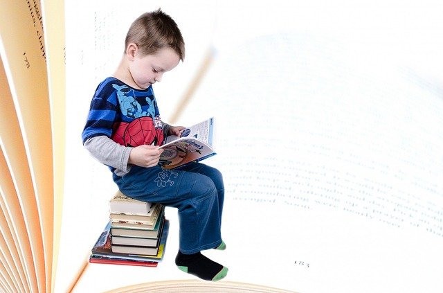 kluk s knihami.jpg