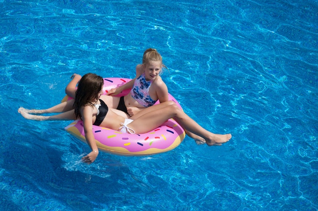 dvě dívky na kruhu v bazénu